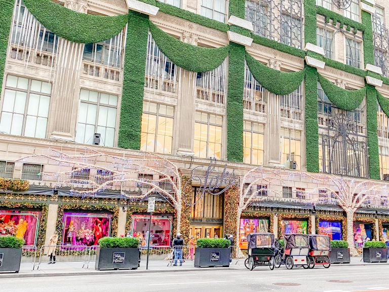 Christmas in NYC: Saks LED light show
